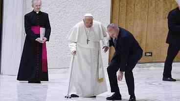 No Vaticano, papa Francisco tropeça após bengala quebrar
