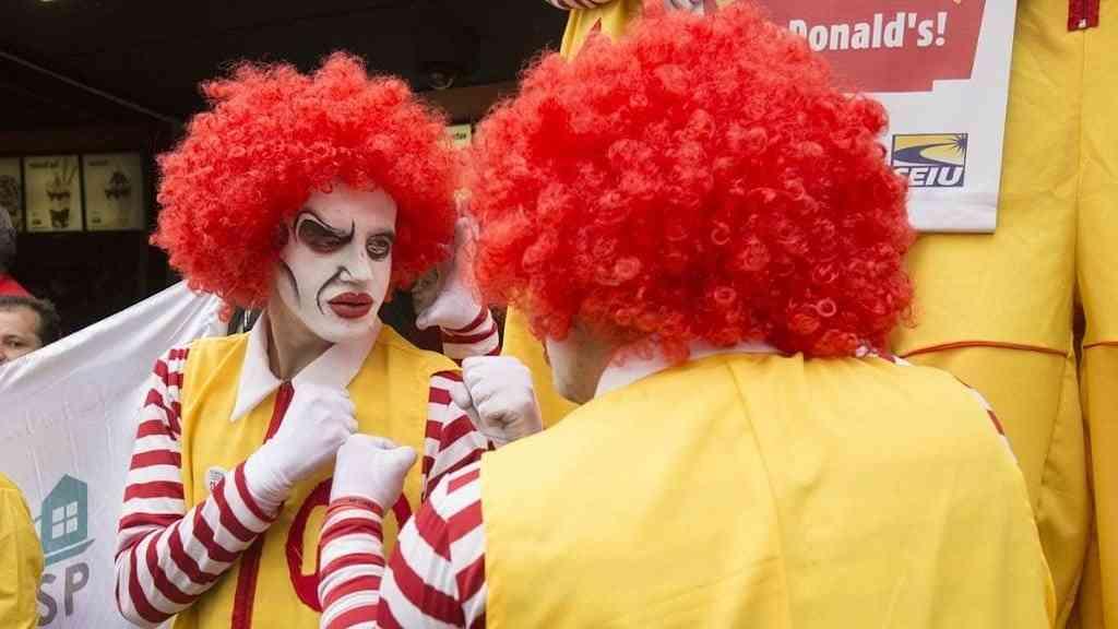 Donald derruba Ronald | Campanha contra os ‘McJobs’ teve início em 2012, quando pouco mais de cem trabalhadores de redes como McDonald’s, Burger King, Domino’s e Pizza Hut entraram em greve em Nova York
